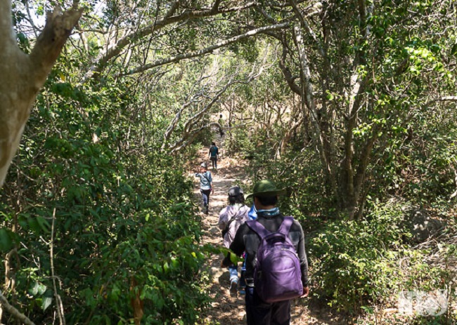 ho-treo-tren-nui-chua